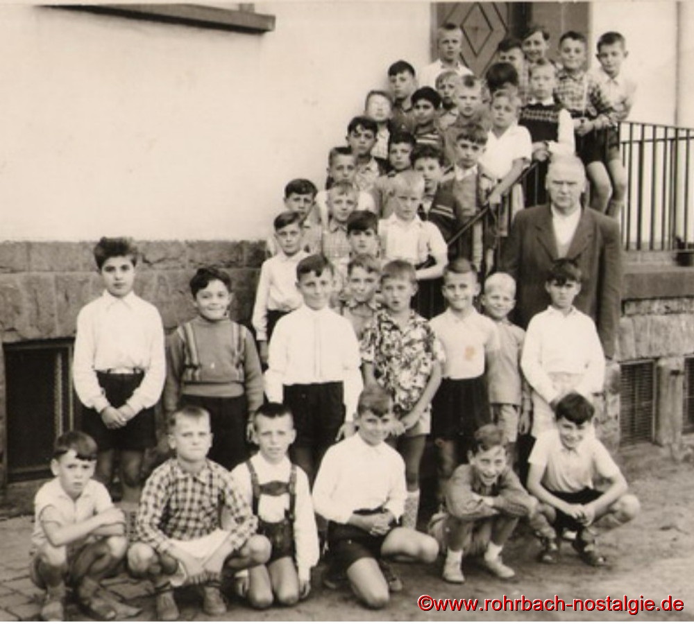 1958 Die Buben des Jahrganges 1948 auf der Treppe der Pestalozzischule mit Lehrer Friedrich Müller
