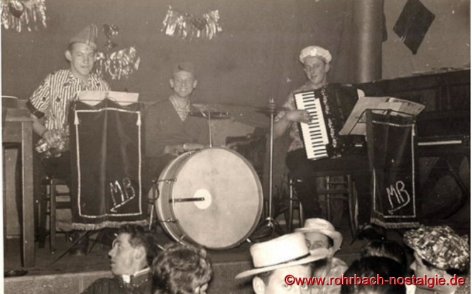 Um 1957 Das Trio" Die Micky Band" bestehend aus: Peter Josef Staut (Schersche), Kurt Schmitt und Gerhard Fuß trat hauptsächlich bei kleineren Veranstaltungen auf (hier an Fastnacht bei der Kath.Jugend in Glasersch Saal). Auf dem Foto links im Vordergrund: Peter Jacob (Posthalter Peter)