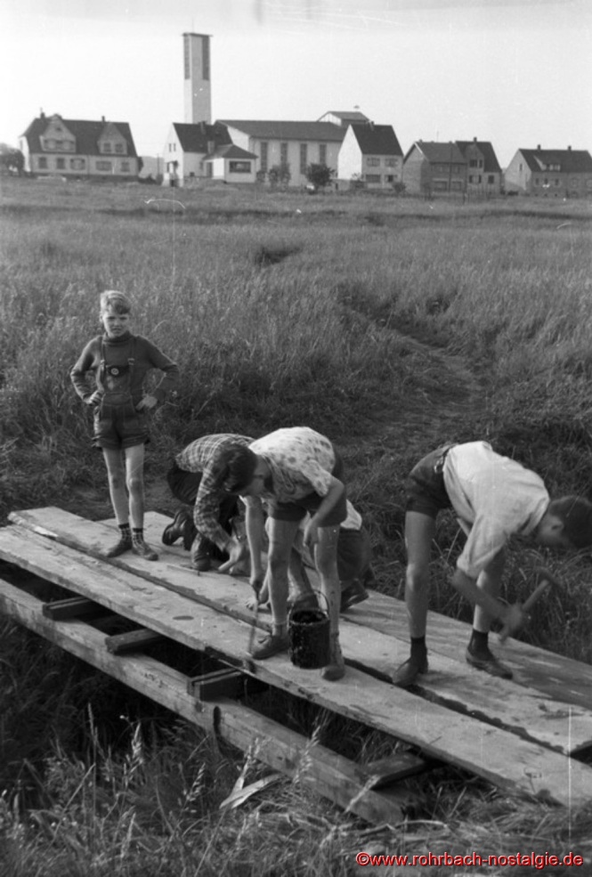 Um 1959 - Pfadfinder bauen in der Au einen Steg über den Rohrbach. Auf dem Foto links stehend Willi Wagner