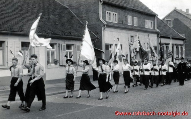 12. Mai 1957 - Fahnenträger der St. Georgs-Pfadfinder und der katholischen Jugend auf dem Weg zur Grundsteinlegung zur St. Konradskirche