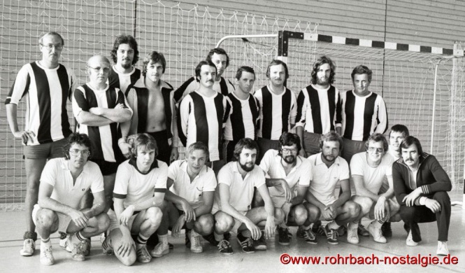 1974 Die Mannschaft des Gemeindesports (stehend) im Endspiel des OfL Fußballturniers anlässlich des Stampesfestes gegen die Mannschaft des Tennisclub Rohrbach