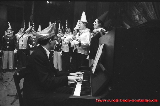 1969 Die Hofsänger des MGV Frohsinn aus St. Ingbert mit ihrem Dirigenten Norbert Feibel
