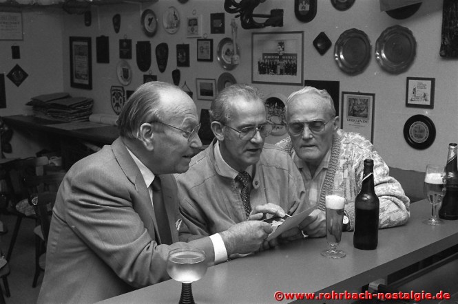 1990 Vorsitzender Konrad Wendel (Bildmitte) mit den langjährigen Sängern Willi Hardeck (links) und Alfons Wind (rechts)