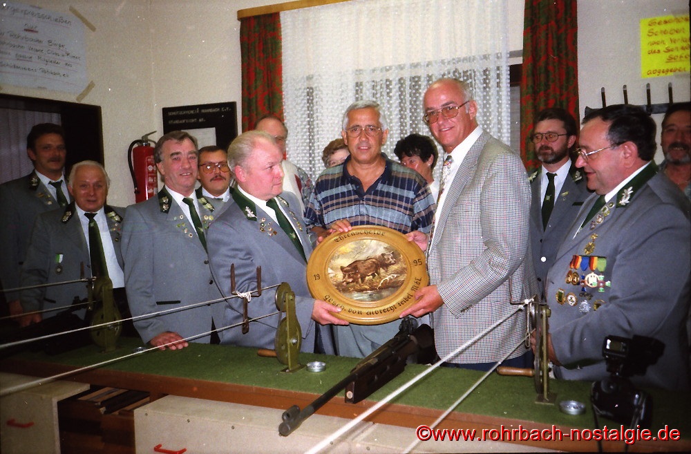 1995 Siegerehrung beim Bürgerpreisschießen des Schützenvereins durch den saarländischen Landtagsabgeordneten Albrecht Feibel.