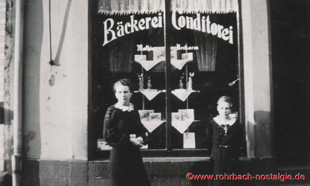 Um 1937 Marta Deckarm (links auf dem Foto) und Leonie Staut (verheiratet Dötterl) vor der Bäckerei Deckarm