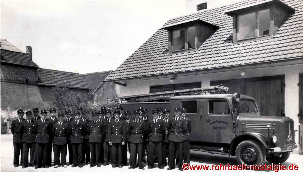 1956 Die Freiwillige Feuerwehr Rohrbach vor ihrem neuen Domizil und ihrem Einsatzwagen , dem legendären „Feurigen Elias“